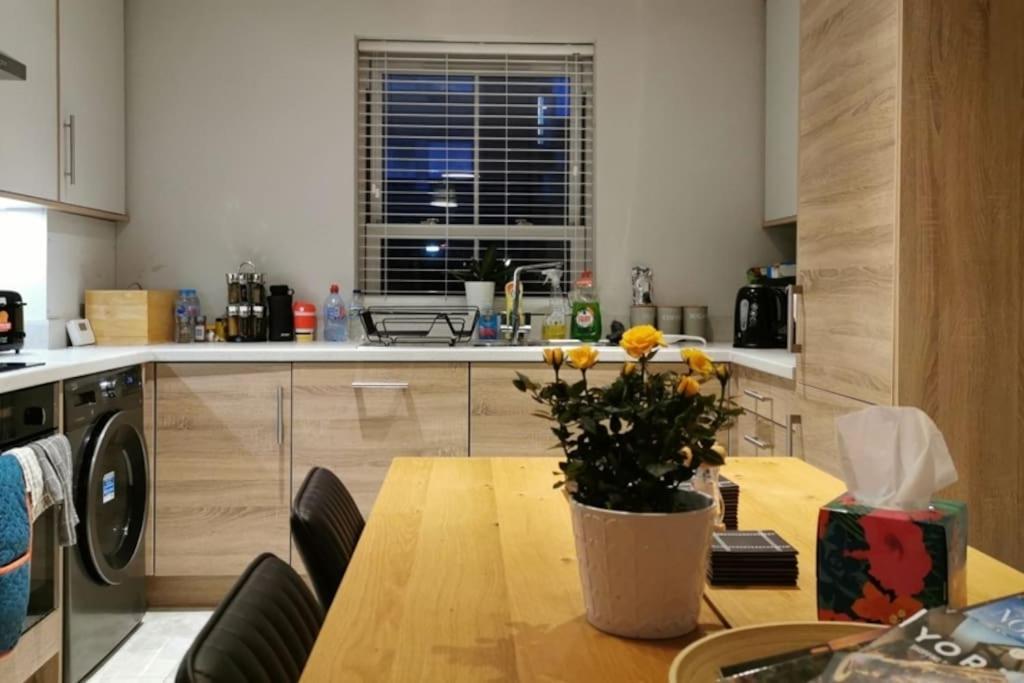 3 Bedroom Townhouse, Free Parking York Bagian luar foto