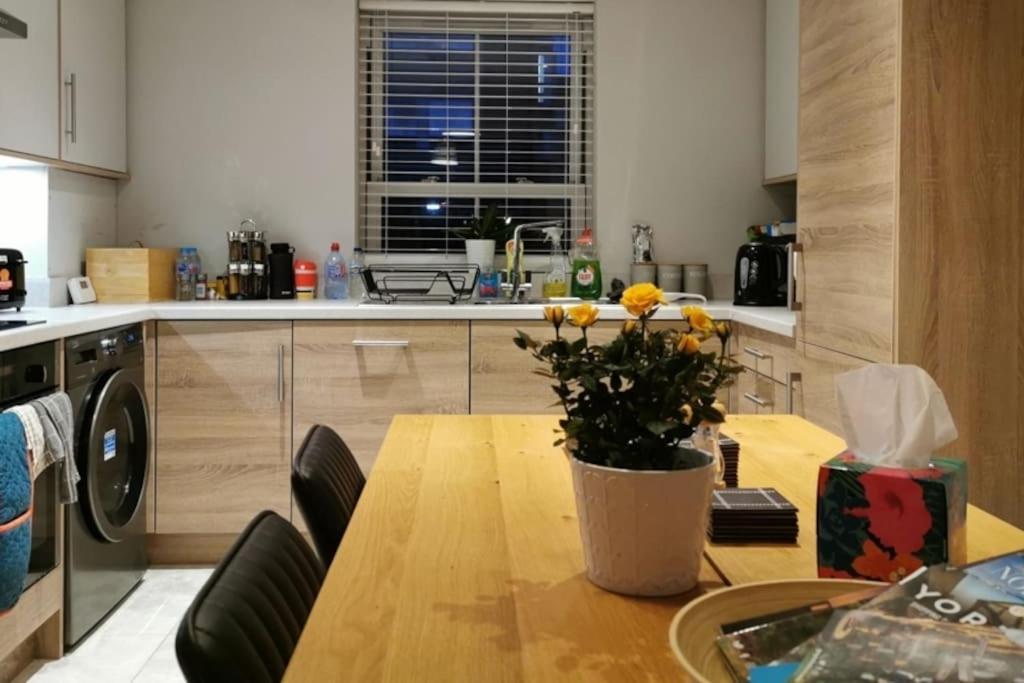 3 Bedroom Townhouse, Free Parking York Bagian luar foto